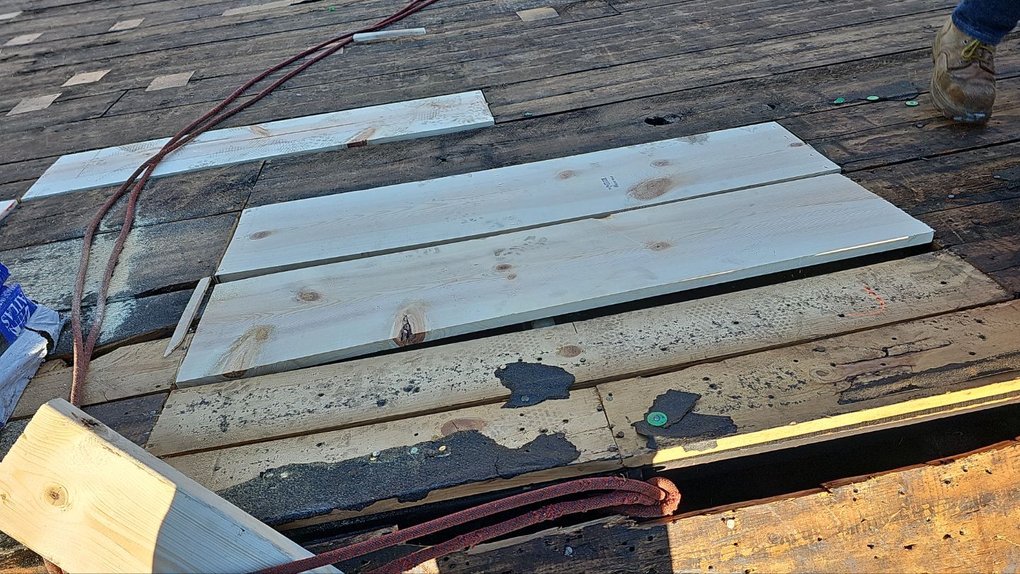 ATLAS PINNACLE COLOR: BURNT HICKORY DRIP EDGE: WHITE by Eagle Eye Roofing