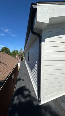 Why Des Plaines Gutters Clog and Ice Up
