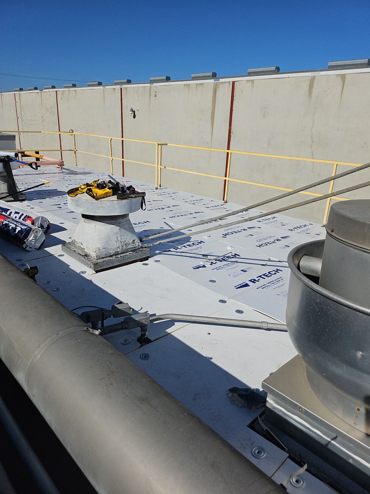 TPO single-ply roofing system using GAF Single-ply TPO 60 mil with 1.5 inch ISO board insulation by Straight Edge Roofing Inc