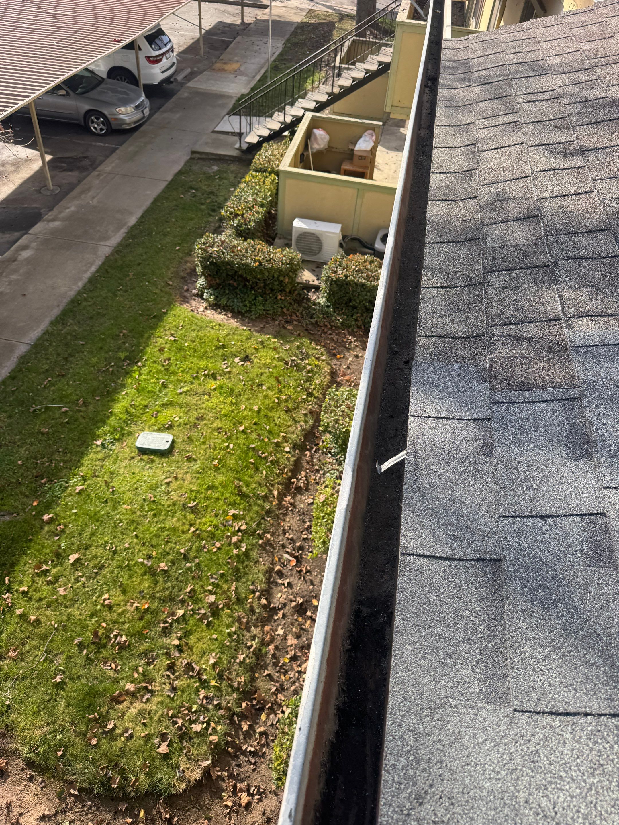 Commercial gutter cleaning Elk Grove, CA after photo with clean gutters