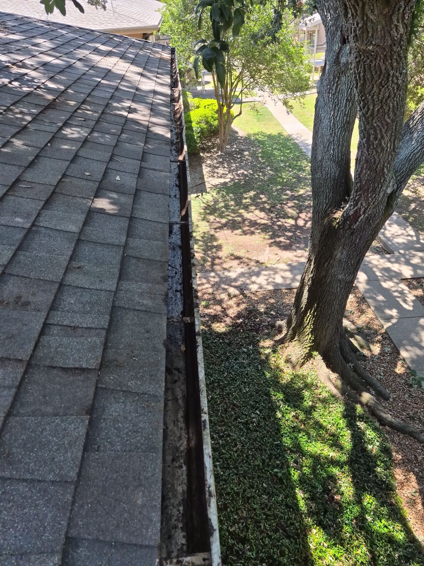 Commercial gutter cleaning Lafayette, LA after photo with clean gutters