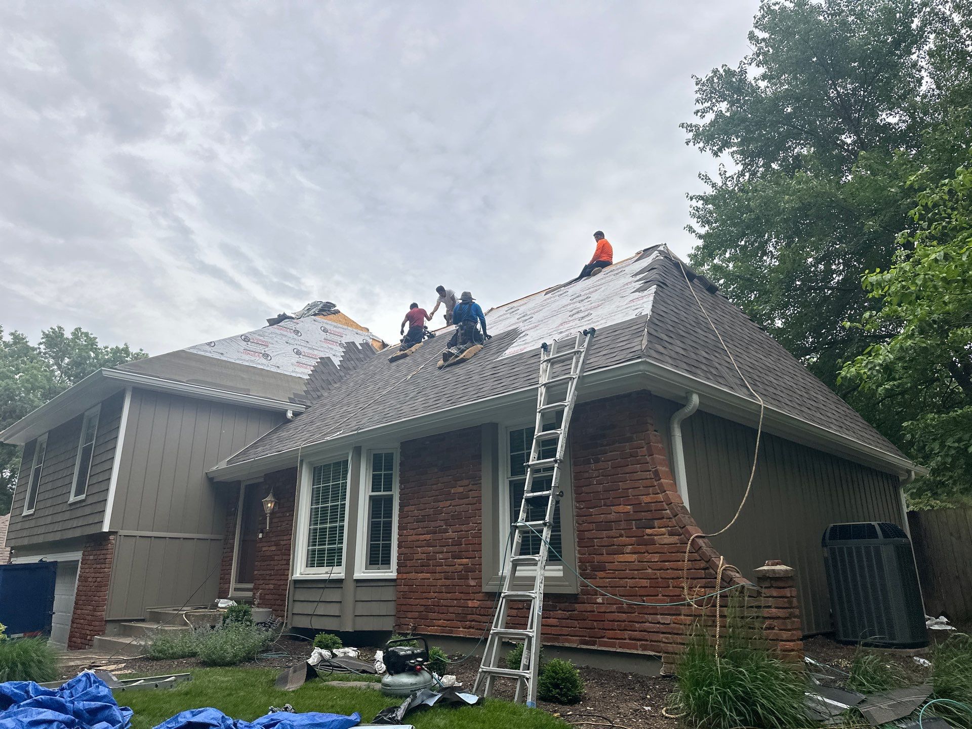 Complete Kansas City Exterior Remodel With IKO Roofing and Craneboard Siding by EEC Windows, Siding & Roofing