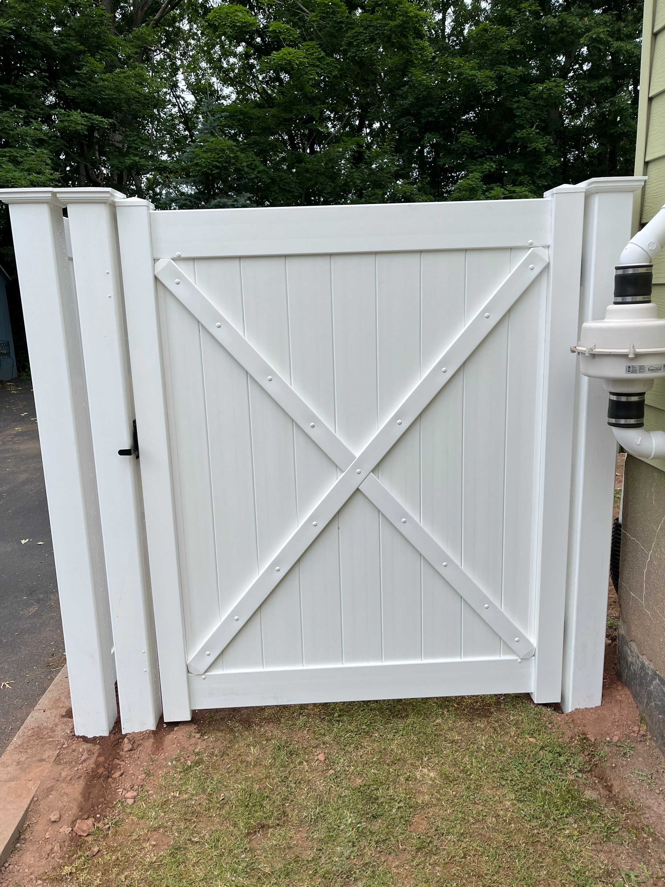 New Vinyl Privacy Fence with matching gate in White by DiGiorgi Roofing and Siding Inc