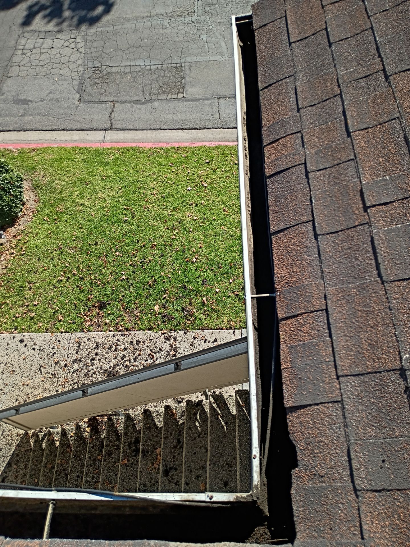 Commercial gutter cleaning Los Angeles after photo with clean gutters