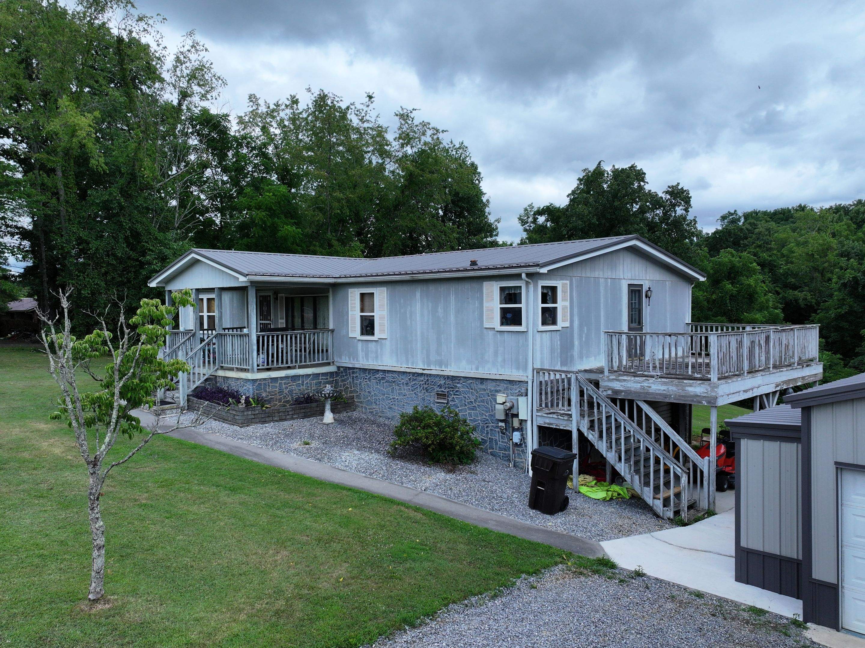 Hollingshead Residence by Omnia Roofing