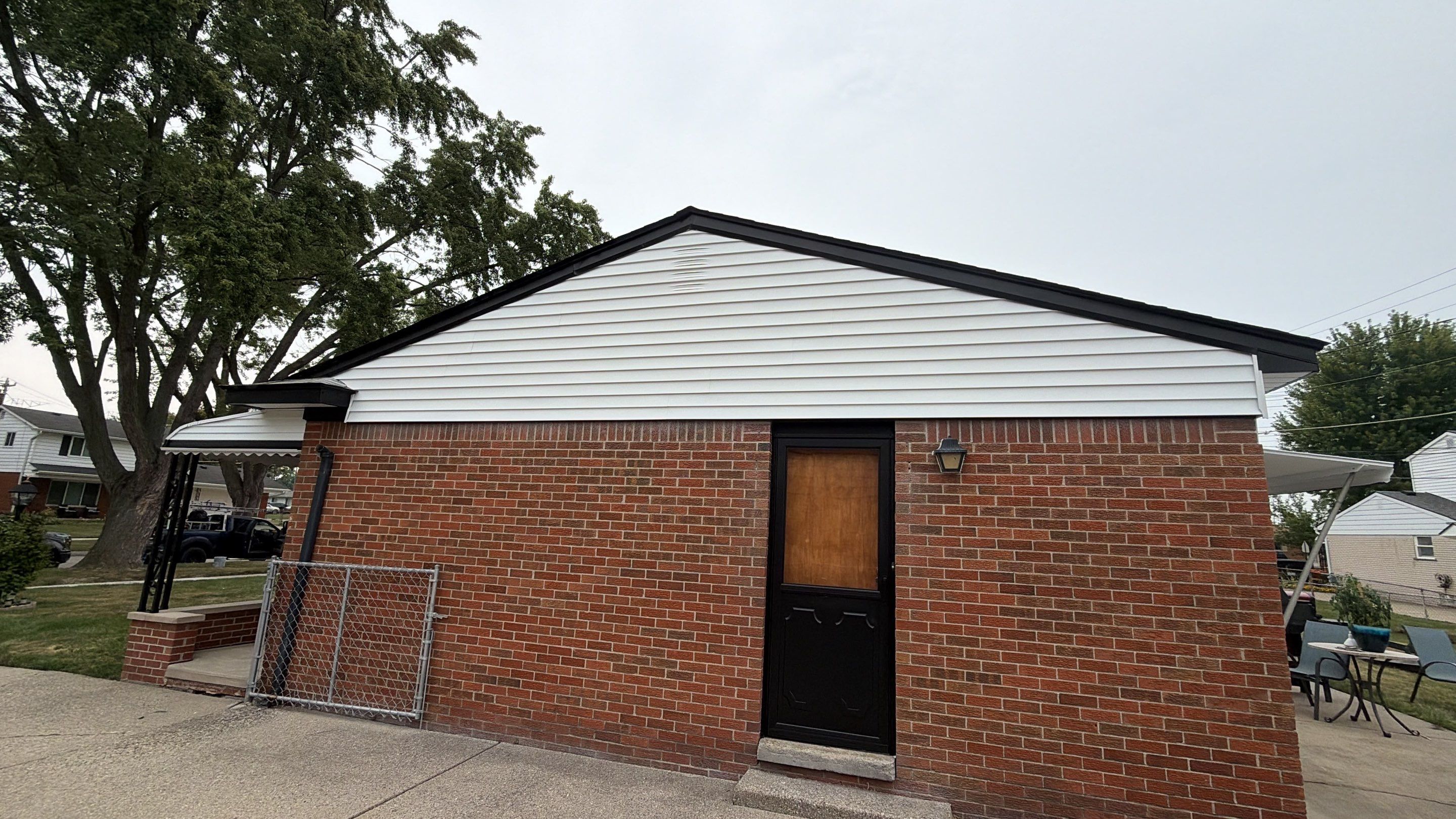 White Vinyl Siding and Gutter Installation in Sterling Heights by Top Shelf Painter