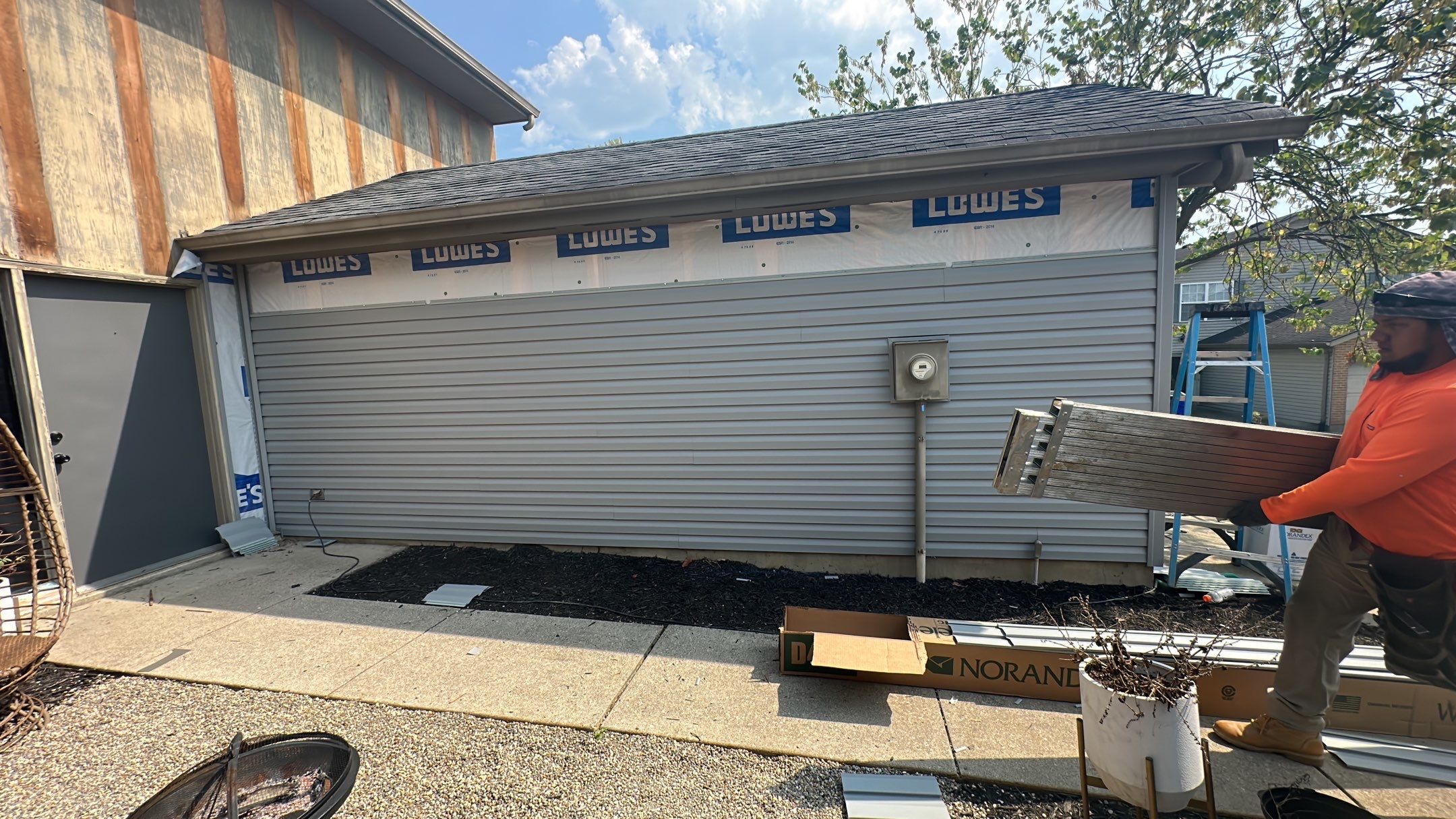 Siding Installation using Norandex Woodsmen Select vinyl sidning by WIW Enterprises Inc