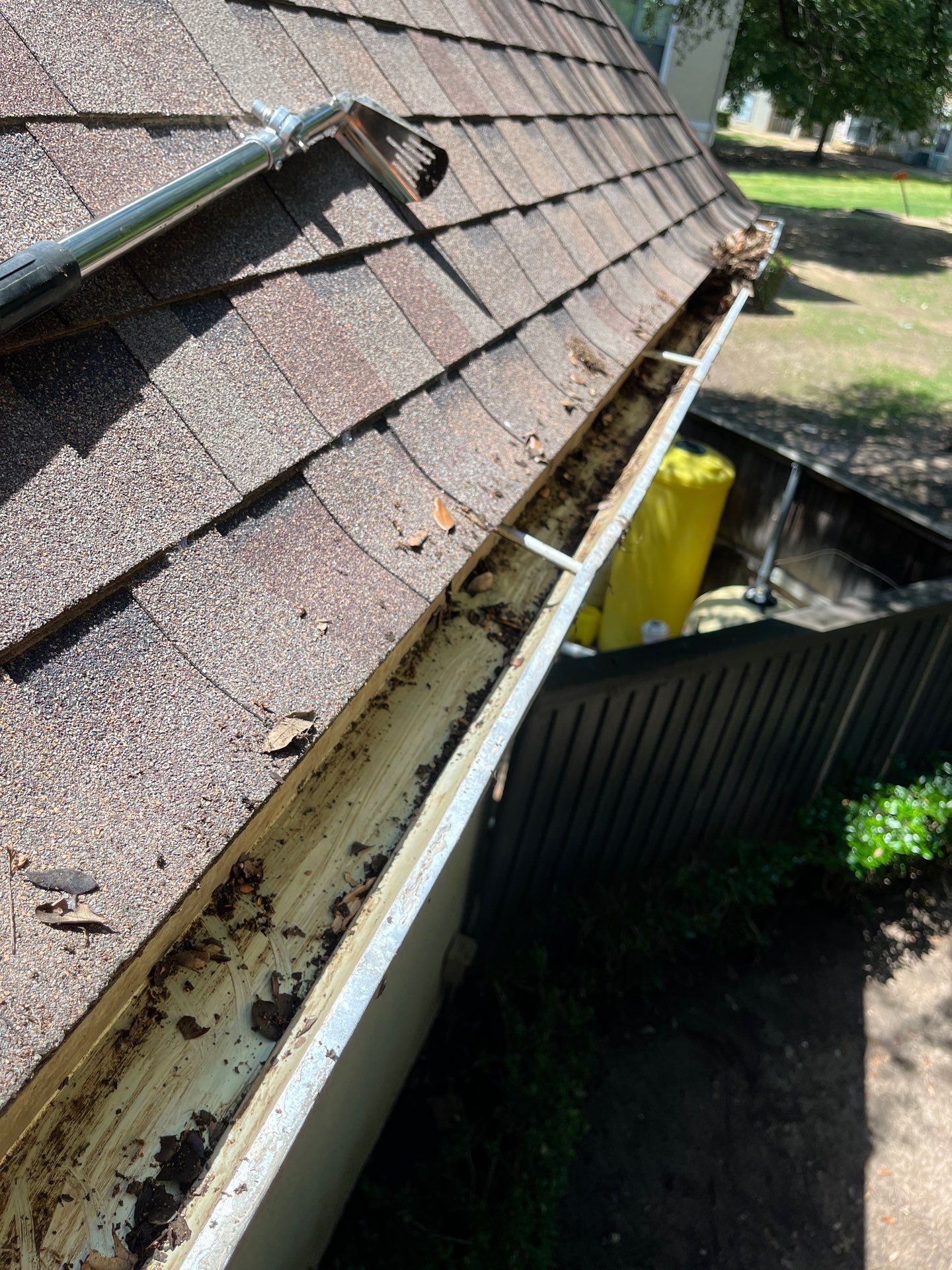 Commercial gutter cleaning Arlington & Grand Prairie, TX after photo with clean gutters
