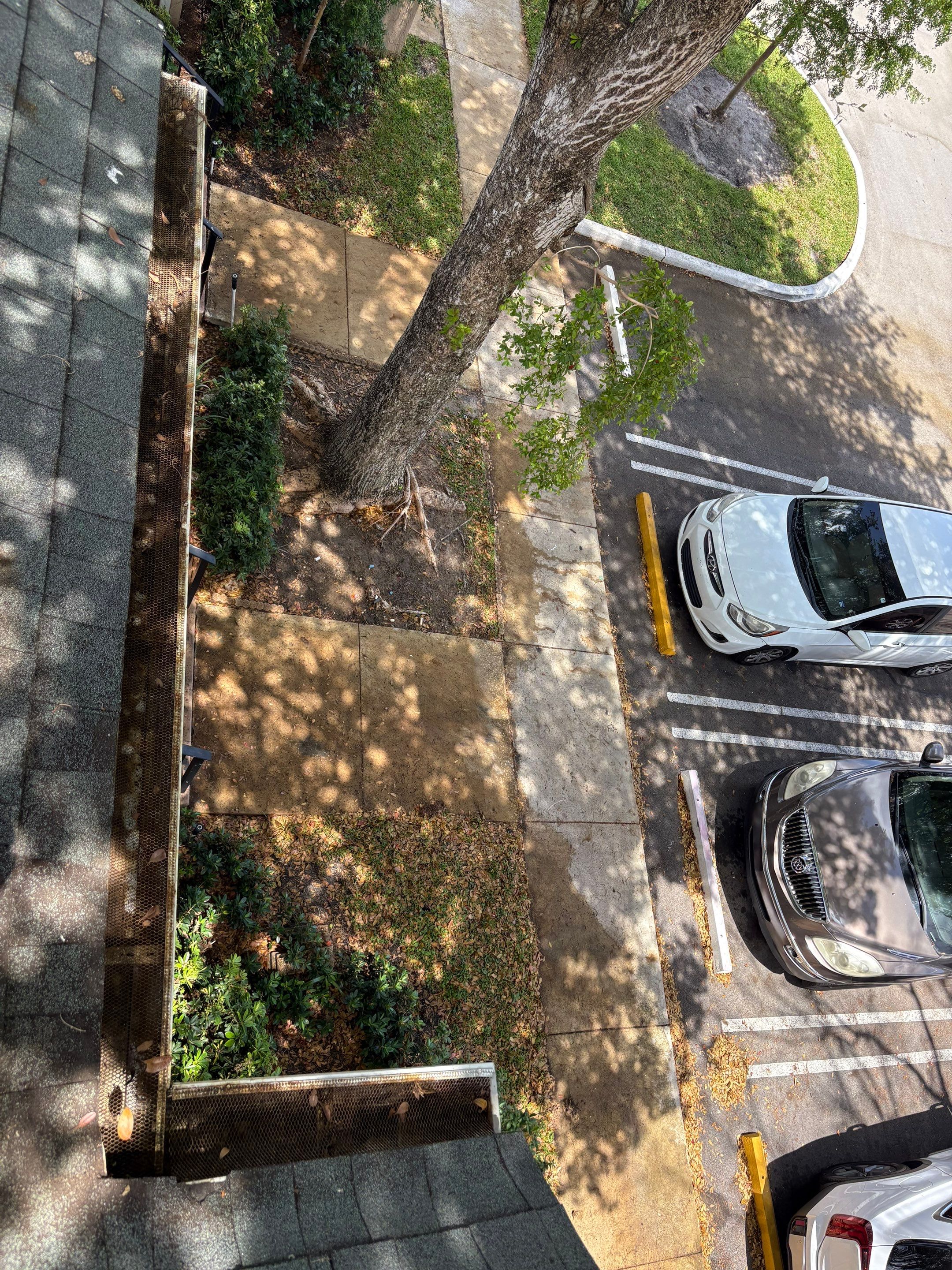 Commercial gutter cleaning Coral Springs & Pompano Beach, FL after photo with clean gutters