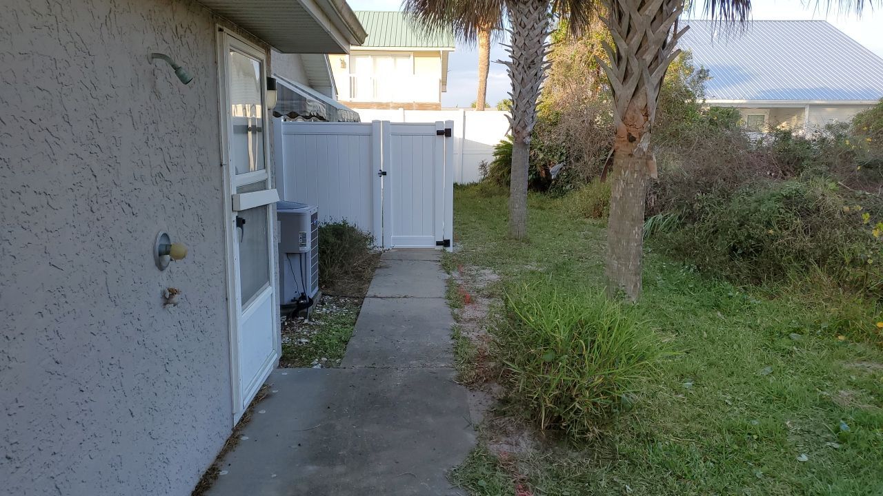 Nice clean look by Hip Square Fence Inc.