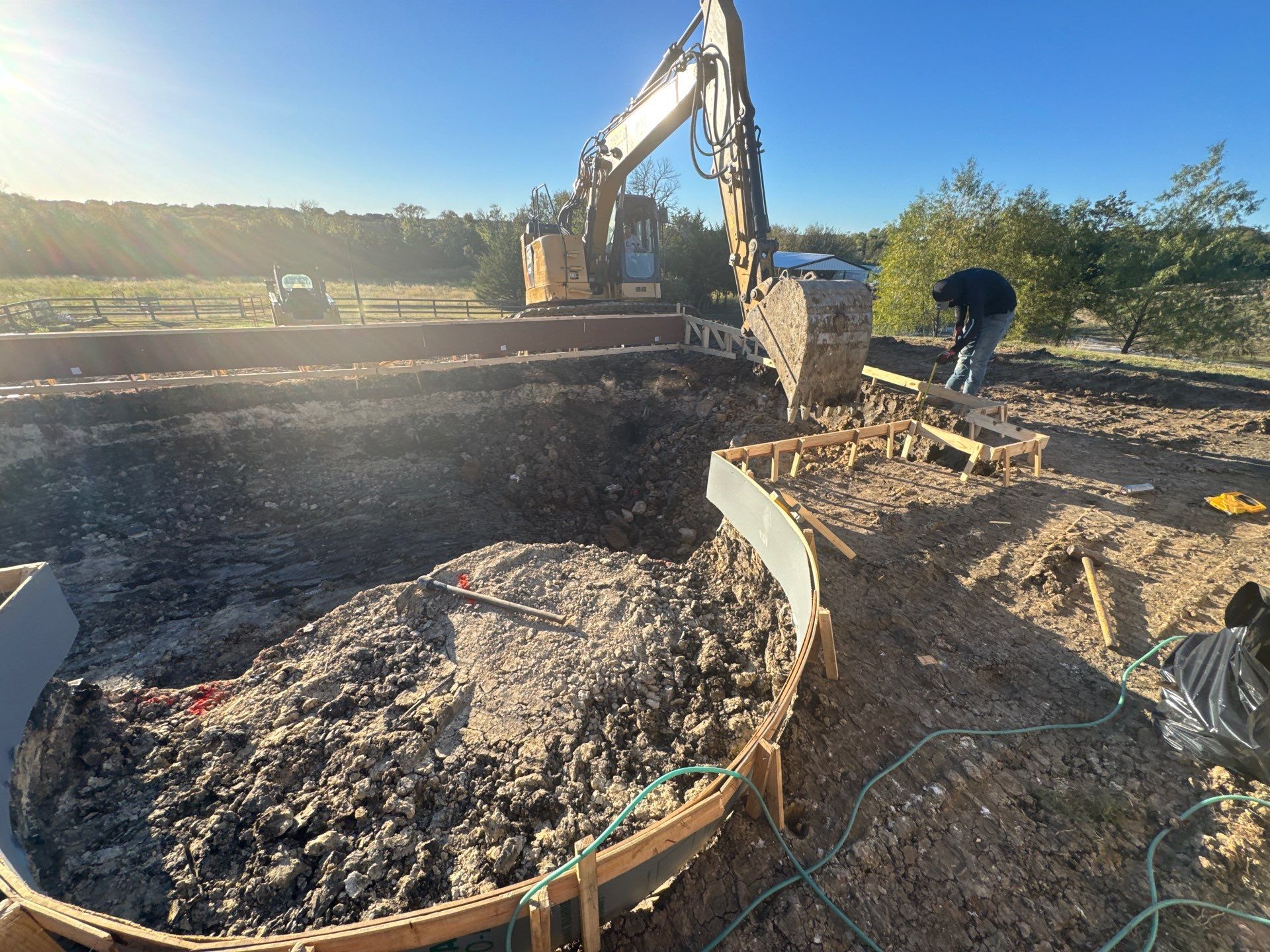 Large Classical Pool and Spa by Pinnacle Pools and Spas - DFW