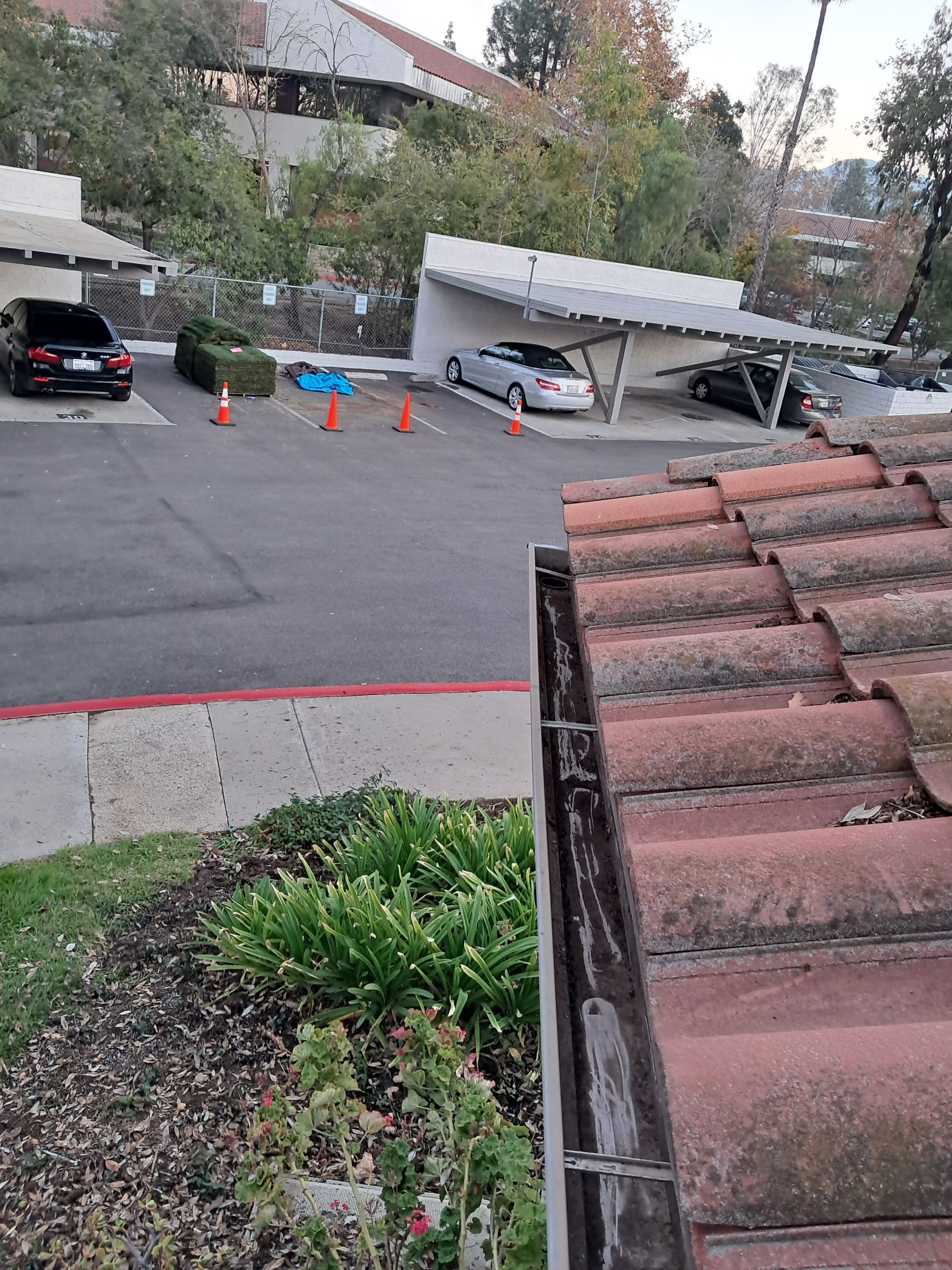 HOA gutter cleaning in Thousand Oaks & Simi Valley, CA, after  photo showing full gutters.