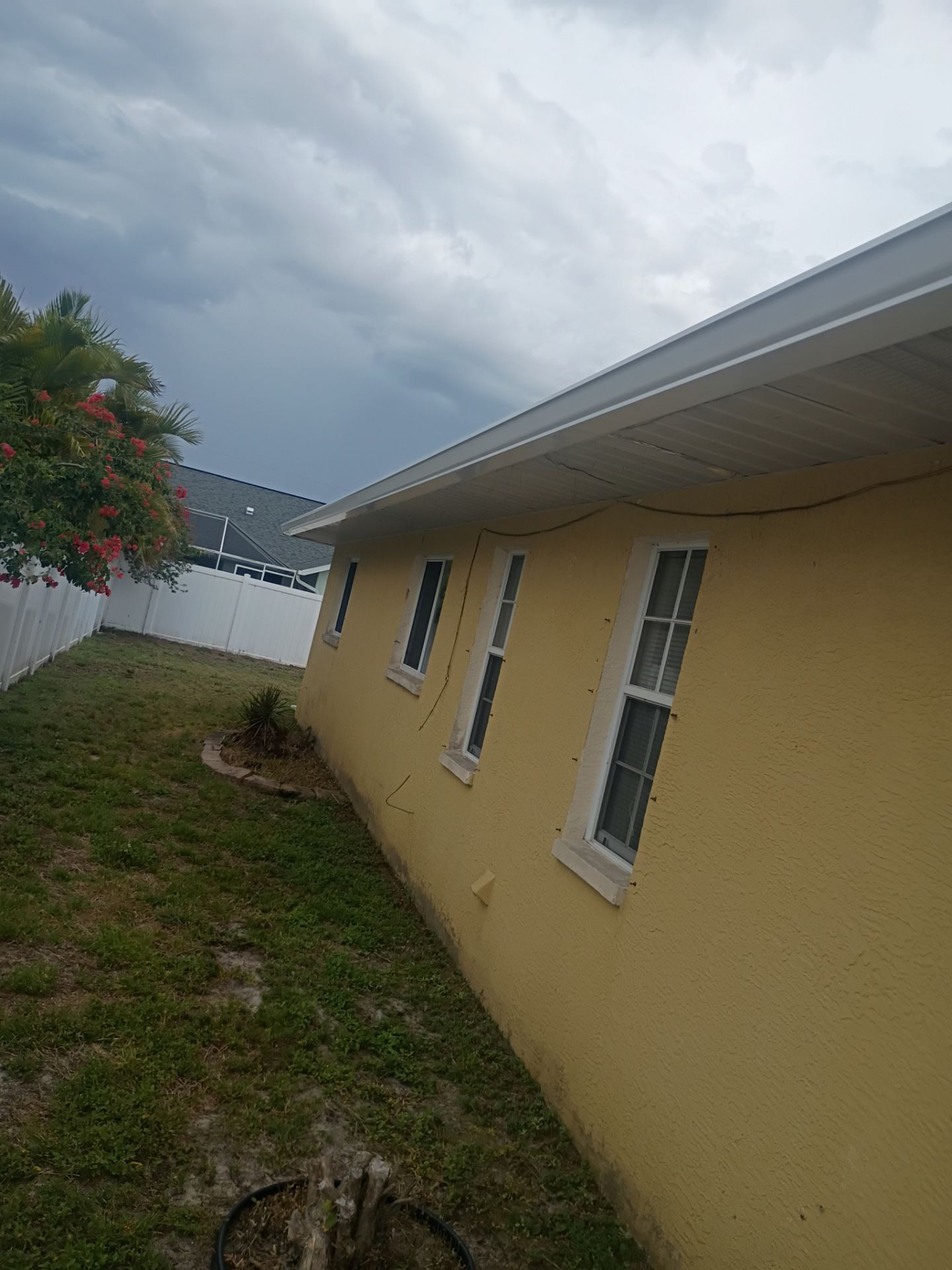 6 Inch Seamless Gutters using White Seamless Gutters in Cape Coral FL by Gutter Professors