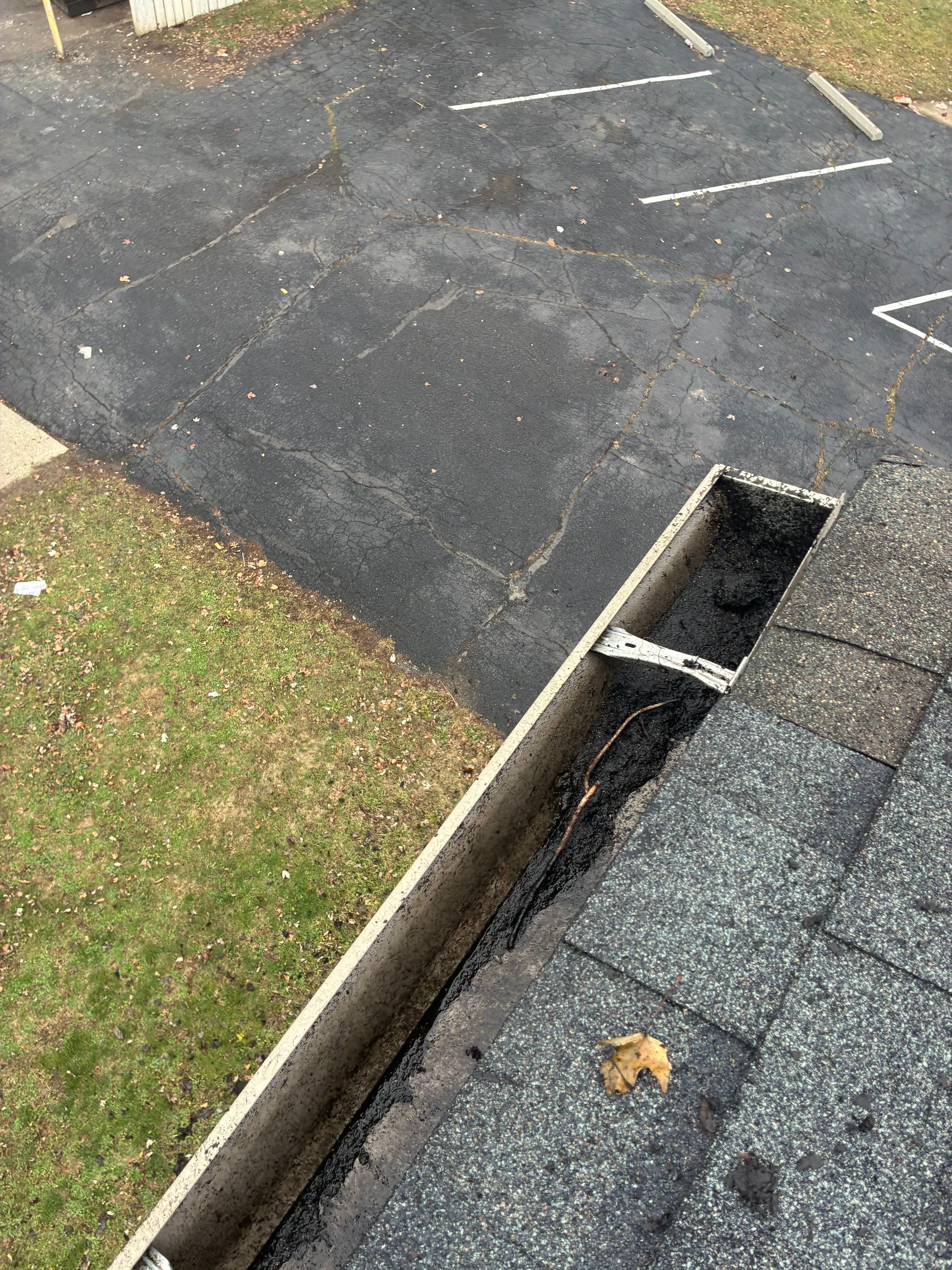 Commercial gutter cleaning Columbus after photo with clean gutters