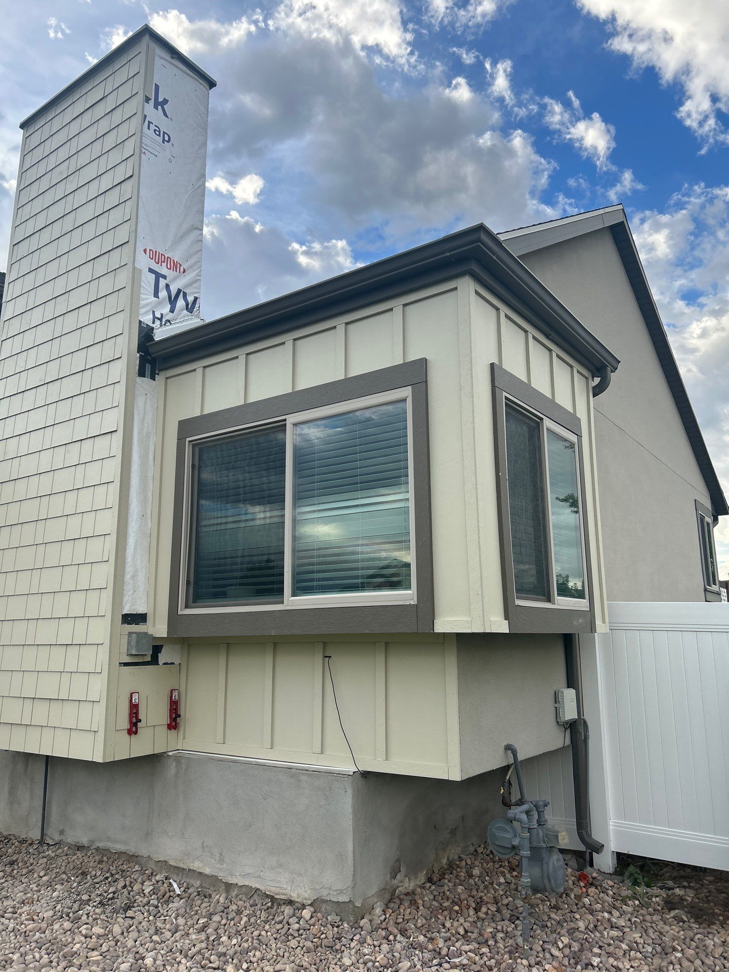 Riverton | Hardie Shingle & B&B Accent | Navajo Beige by Ideal Siding Utah