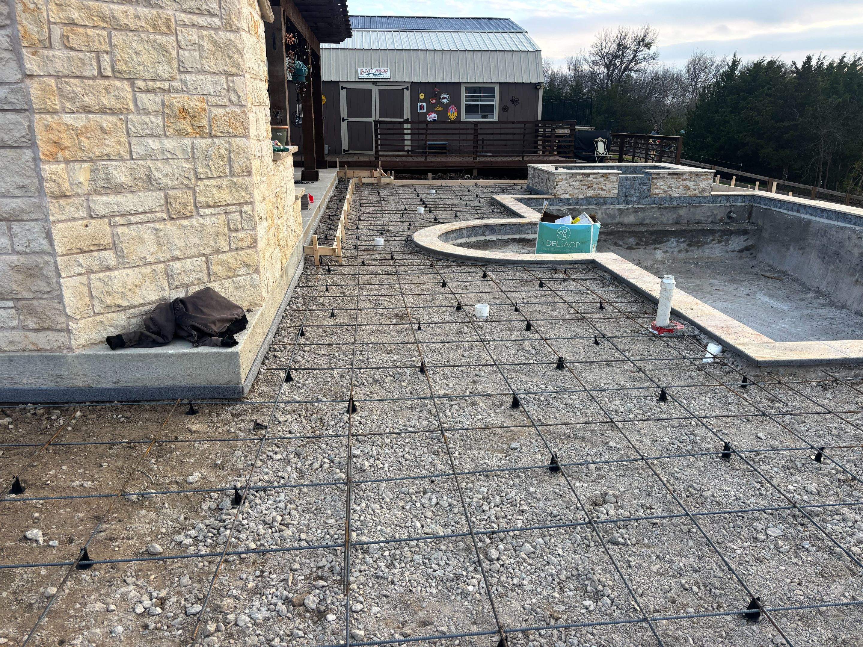 Large Classical Pool and Spa by Pinnacle Pools and Spas - DFW