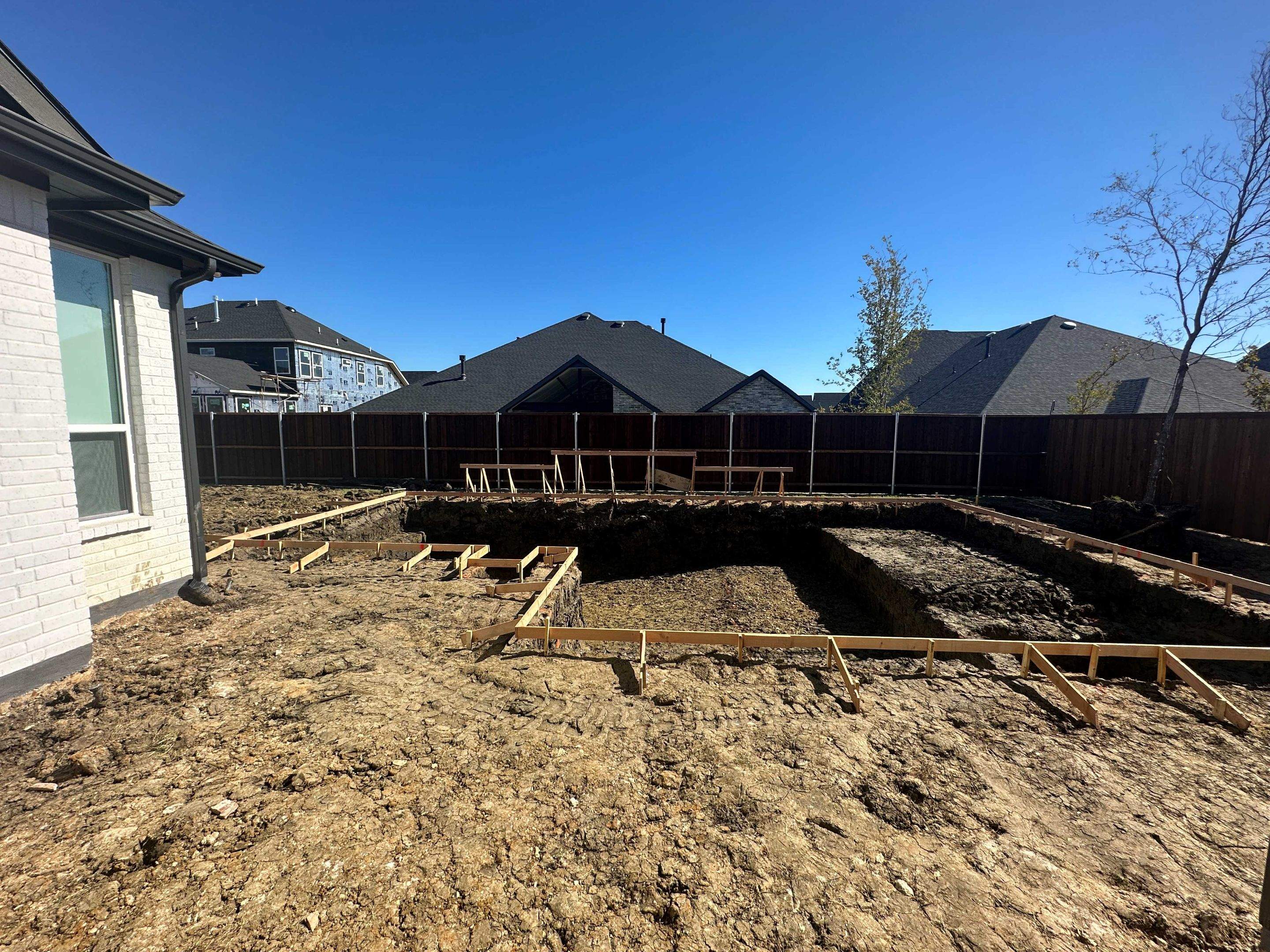 Pool with Large Sun Shelf and Spa by Pinnacle Pools and Spas - DFW