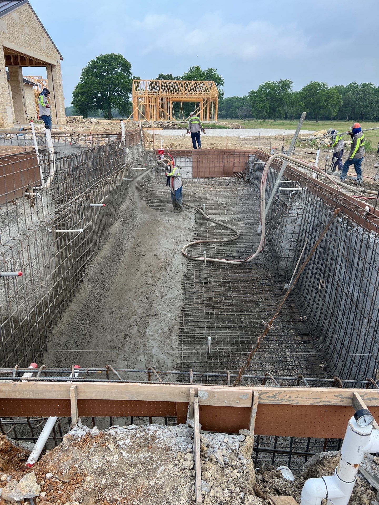 Jumbo Double Pool with Negative Edge by Pinnacle Pools and Spas - DFW