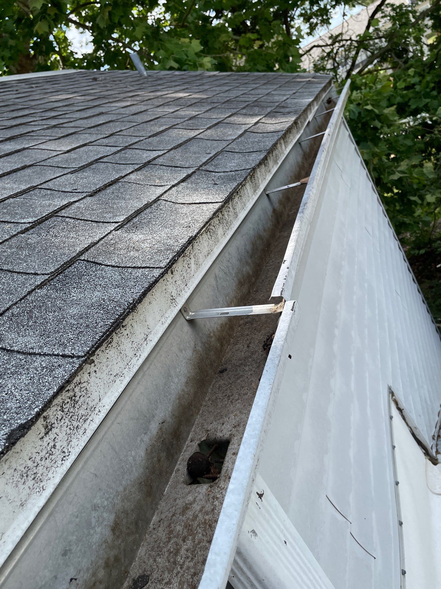 Gainesville gutter cleaning job, Job done, gutters at a residential location