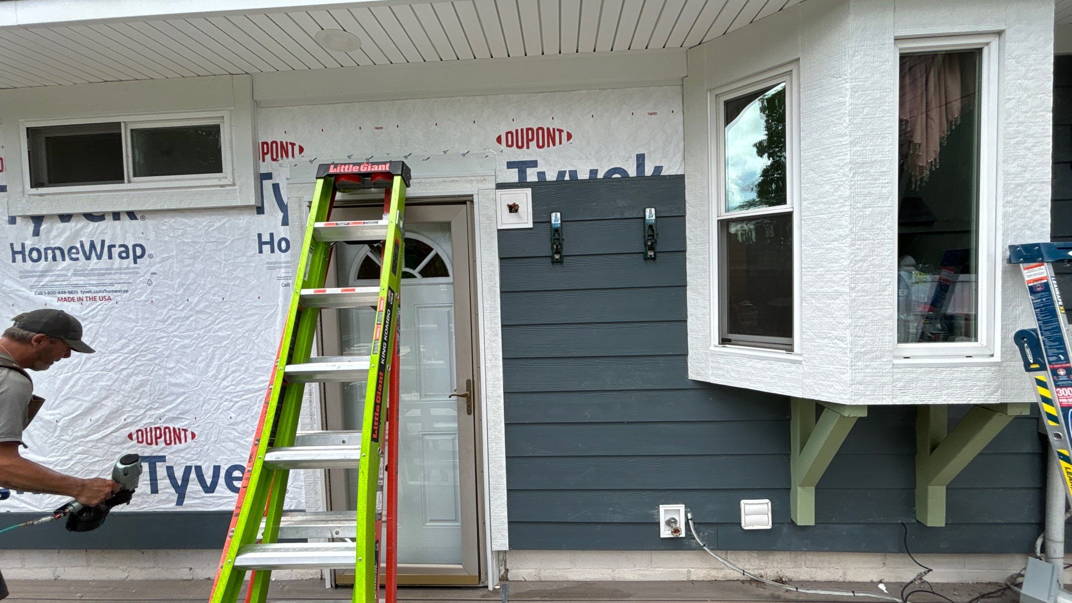 Siding Replacement using Hardie Plank S8 1/4" by 180 Contractors