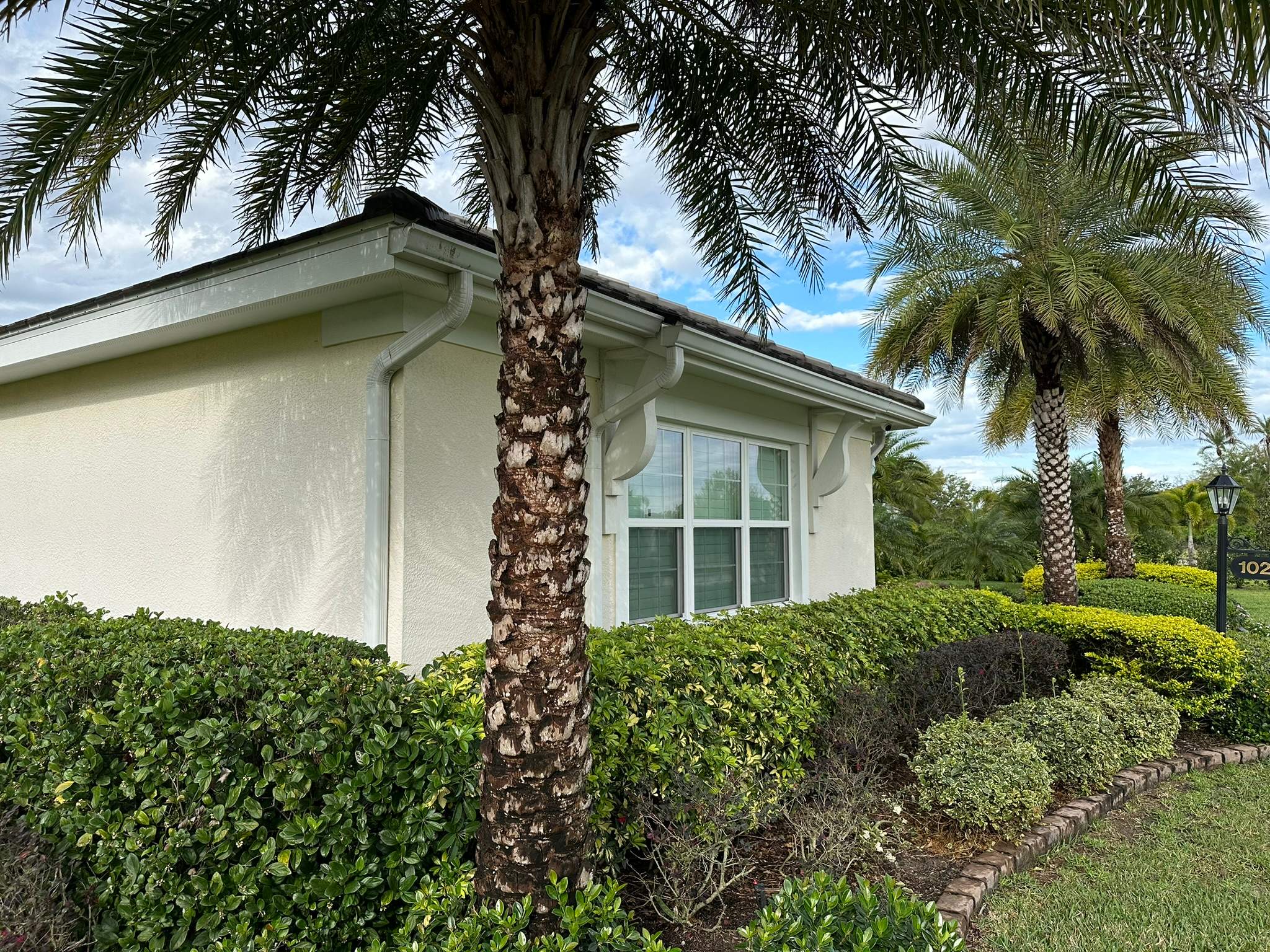 House Wash & Pool Screen Enclosure Cleaning in Winding River Community, Bradenton, FL | Sunshine AquaWash by Sunshine AquaWash