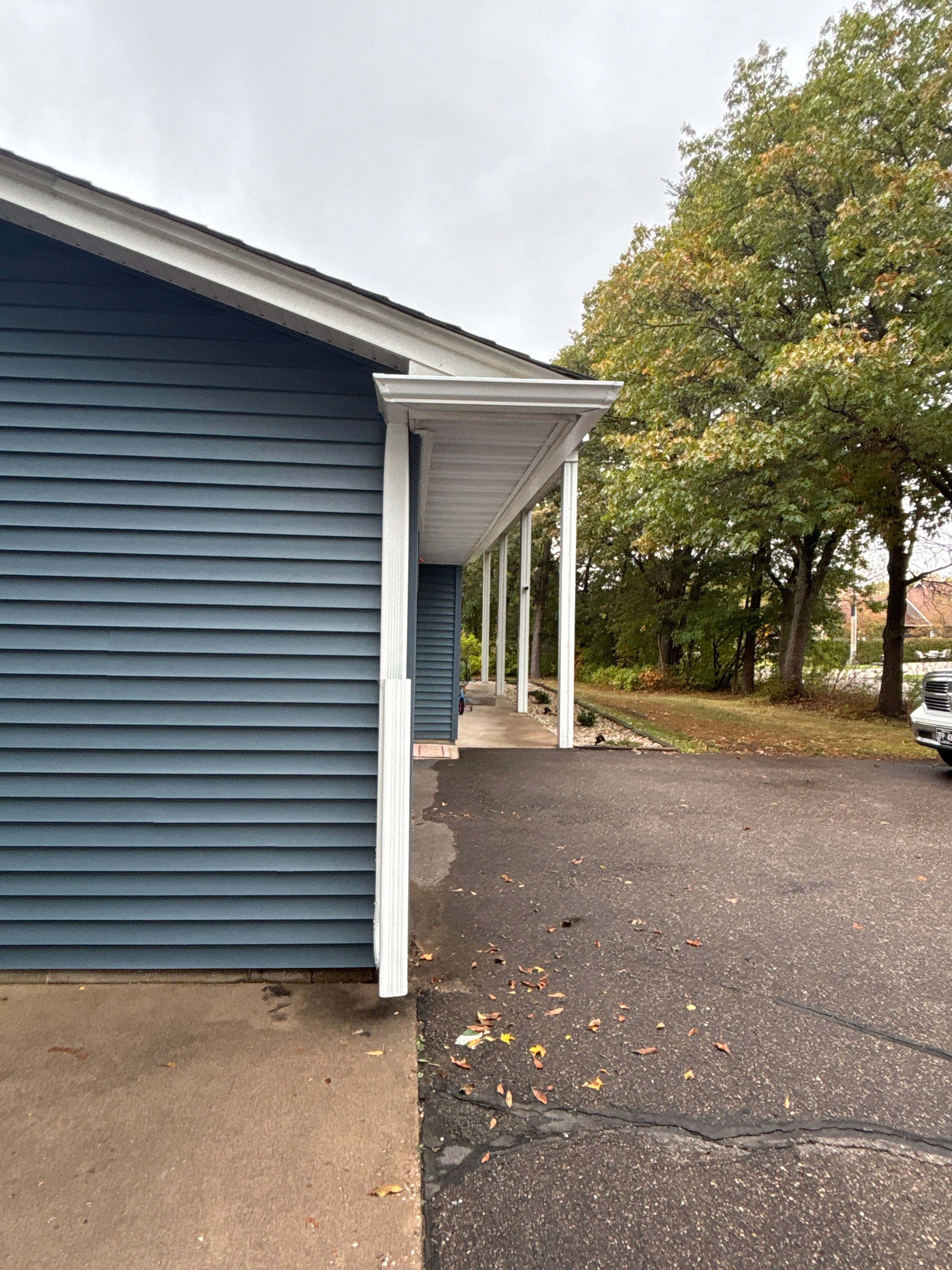5-Inch White Seamless Gutter Installation – Big Lake, MN by Next Level Seamless Gutters / Exteriors Inc.