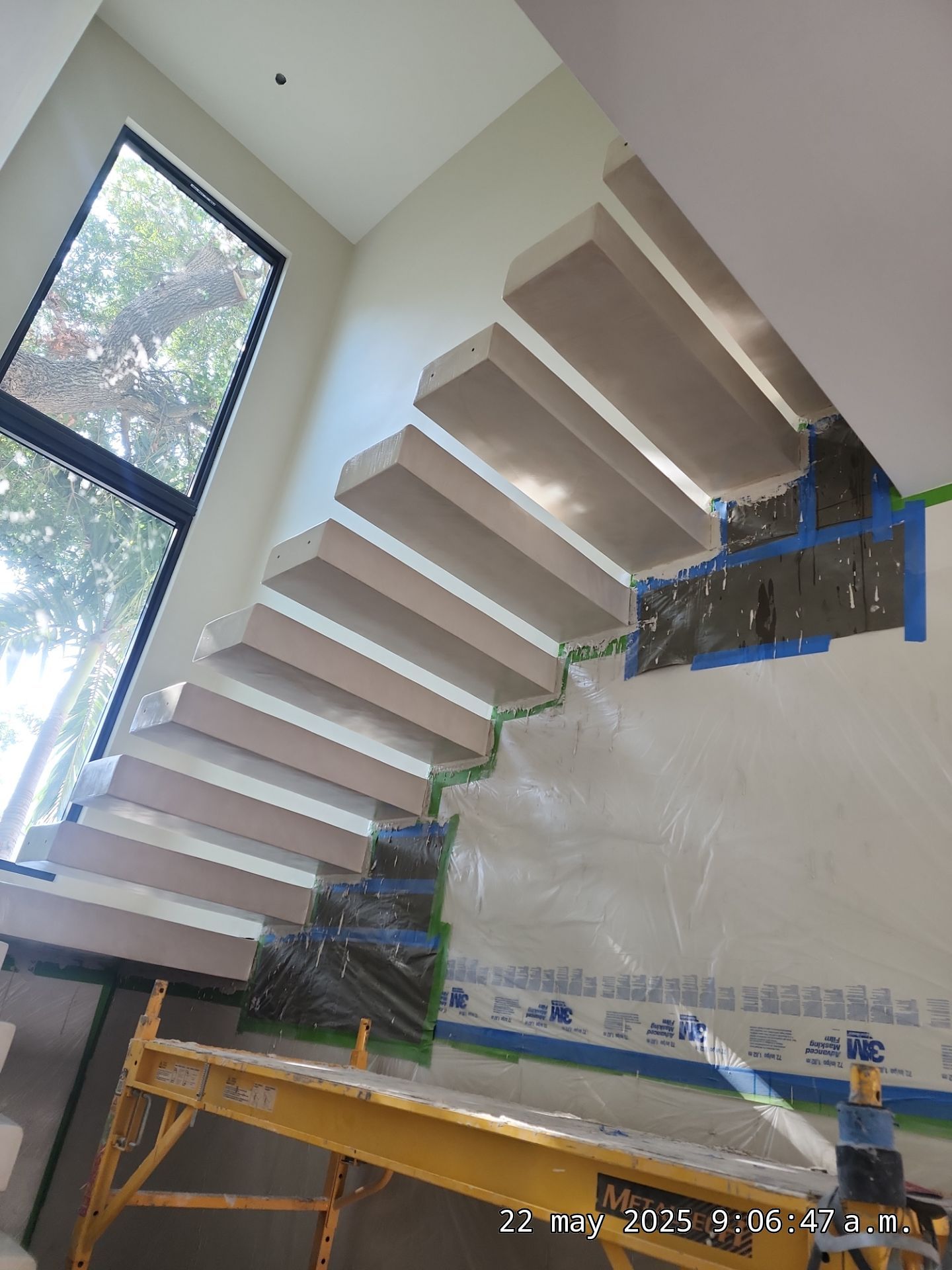 Microtopping over Steps by Seamless Surfaces