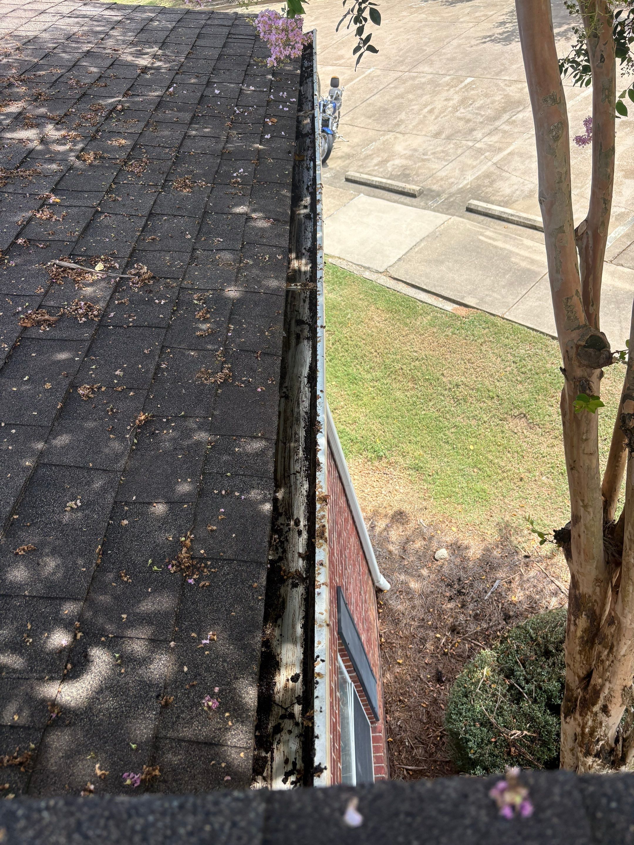 Commercial gutter cleaning Ridgeland, MS after photo with clean gutters
