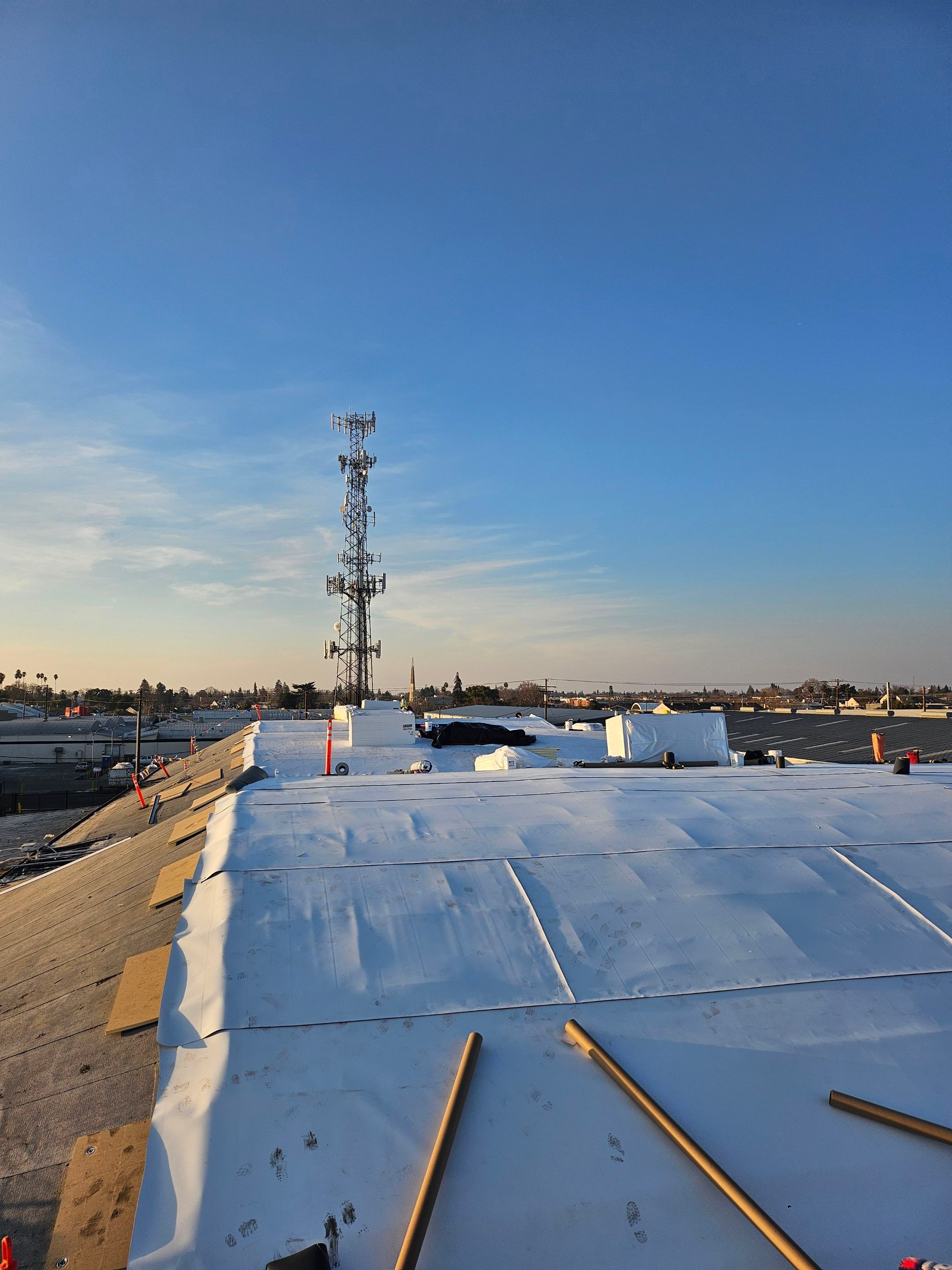TPO single-ply roofing system using GAF Single-ply TPO 60 mil with 1.5 inch ISO board insulation by Straight Edge Roofing Inc