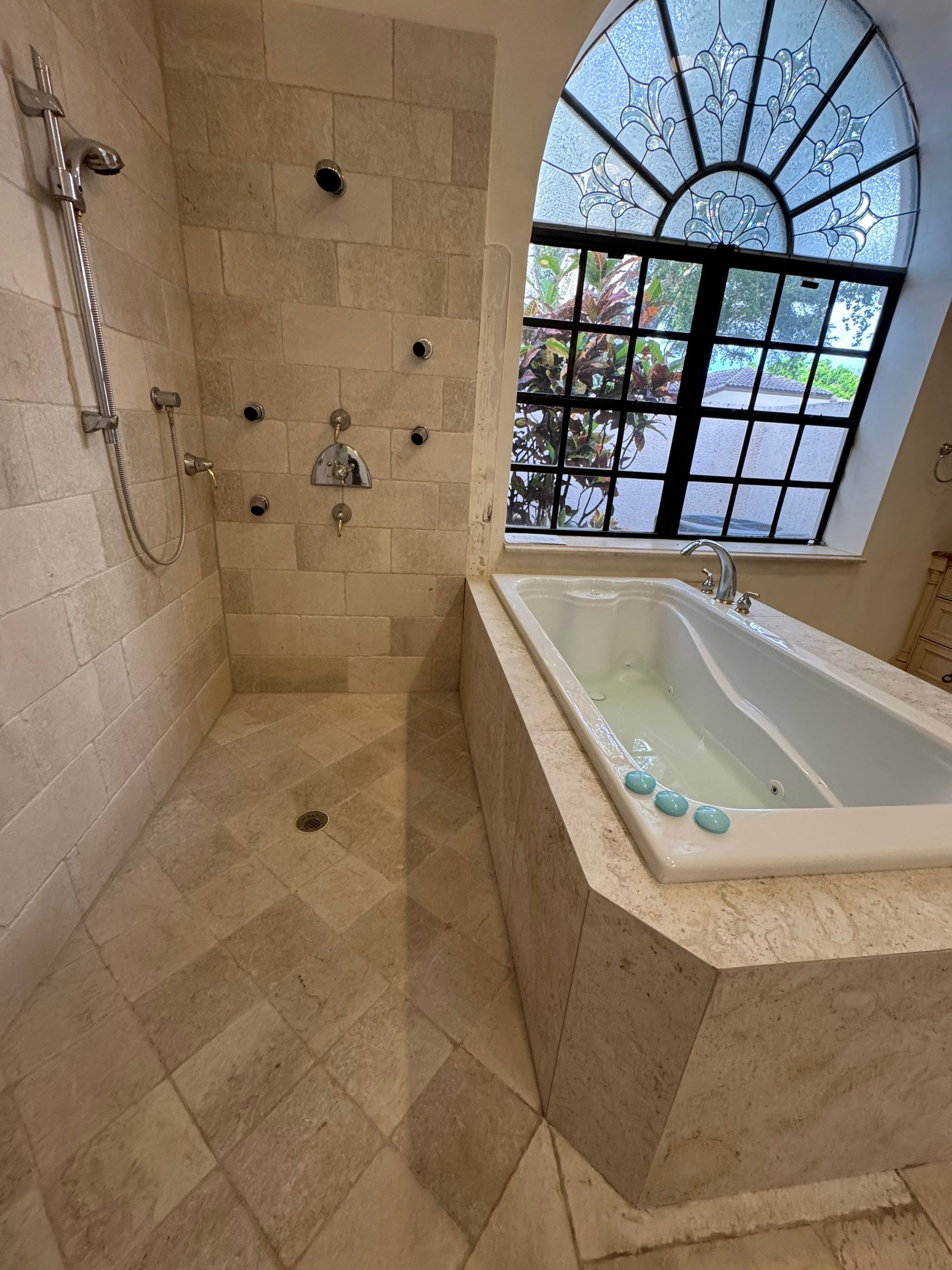 Roman Tub Remodel - Deerfield Beach by Hevi Tile
