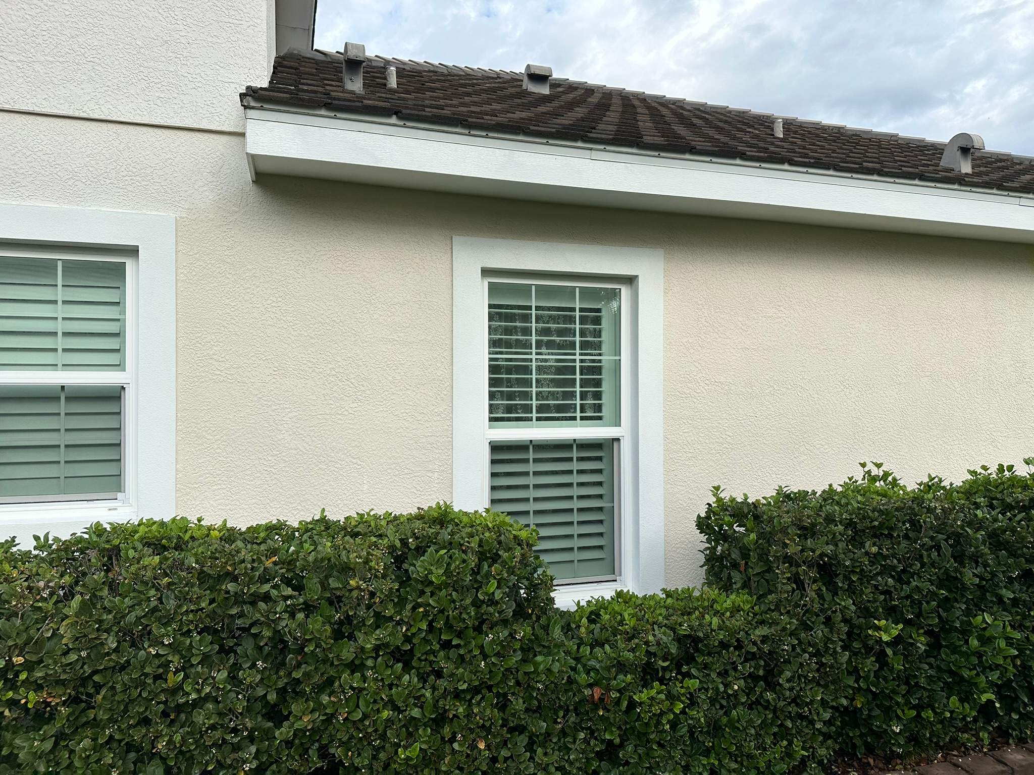 House Wash & Pool Screen Enclosure Cleaning in Winding River Community, Bradenton, FL | Sunshine AquaWash by Sunshine AquaWash
