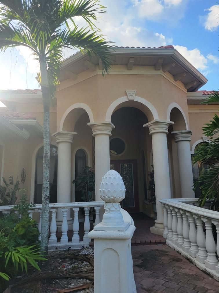 New Splash Guards and 6-Inch seamless Gutters in Naples FL by Gutter Professors