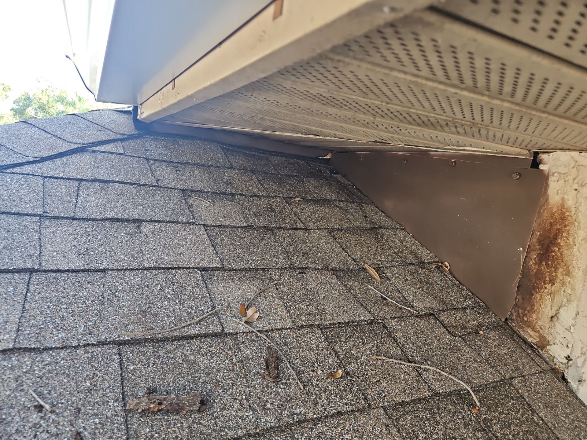 Seamless Aluminum Gutter Installation using 6 Inch Seamless Gutters in Sarasota FL by Gutter Professors