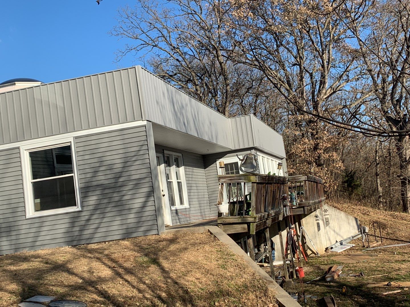 Contemporary house Siding Installation using Mastic Premium Vinyl siding  by EEC  Windows, Siding & Roofing 