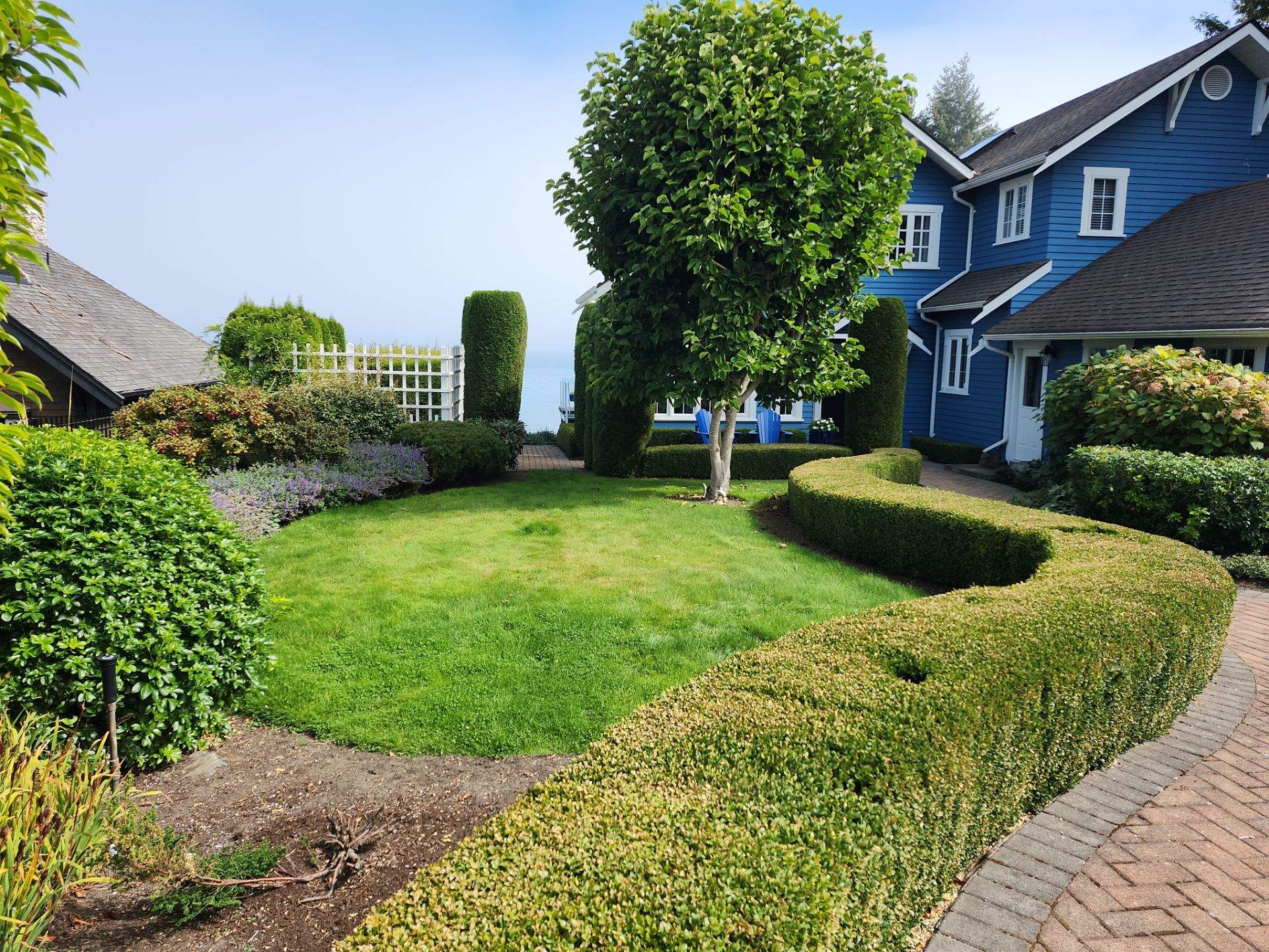 Cordova Bay Residence by Habanero Garden and Exterior Care