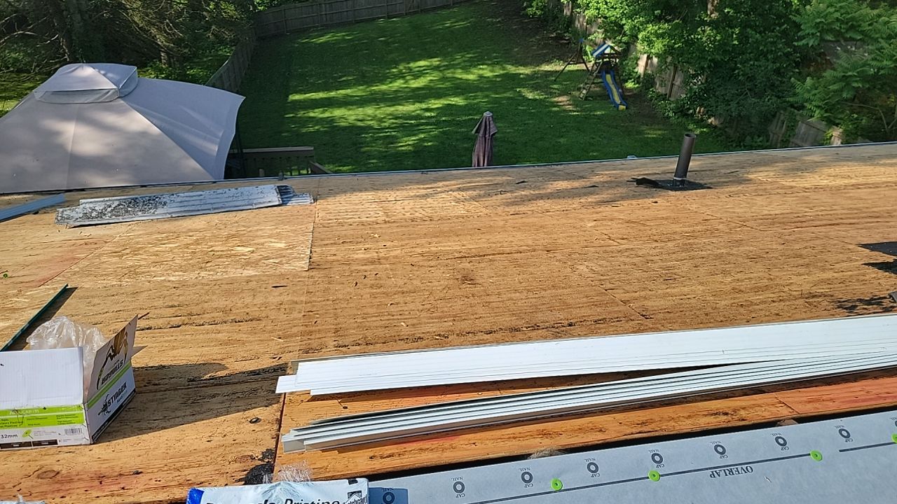 Brand: Atlas Pinnacle Color: Pristine Scotchgarde Pewter Drip: White by Eagle Eye Roofing