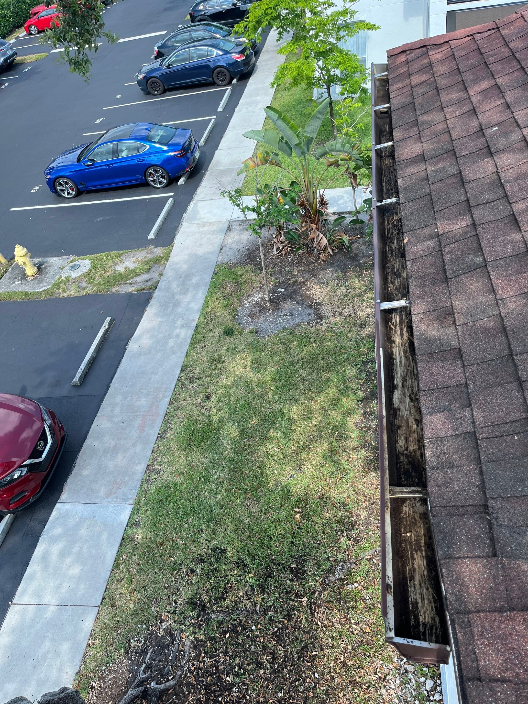 Commercial gutter cleaning Miami & Fort Lauderdale after photo with clean gutters