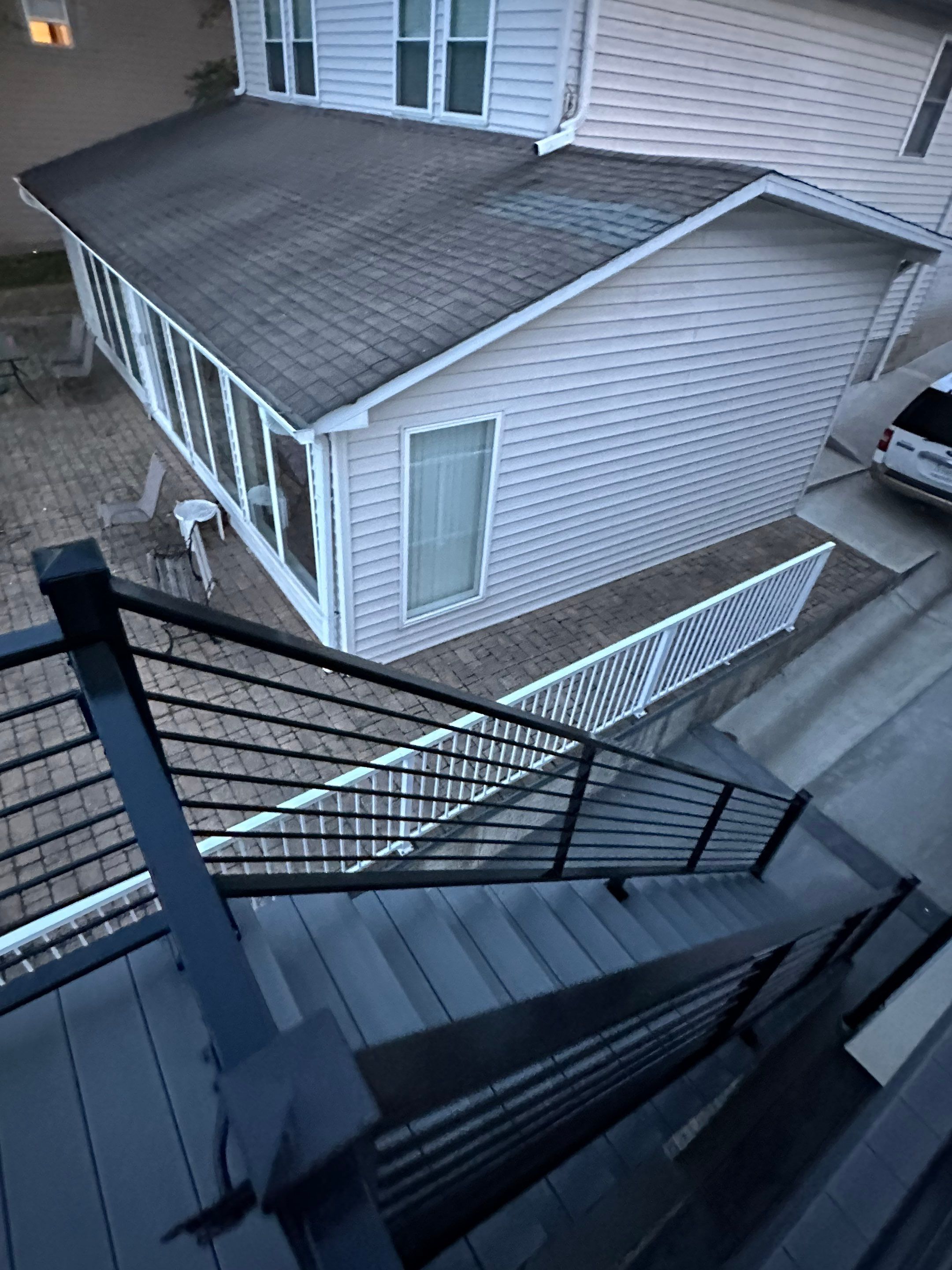 Residential Railing using Horizontal Rail by Edge Rail And Screen