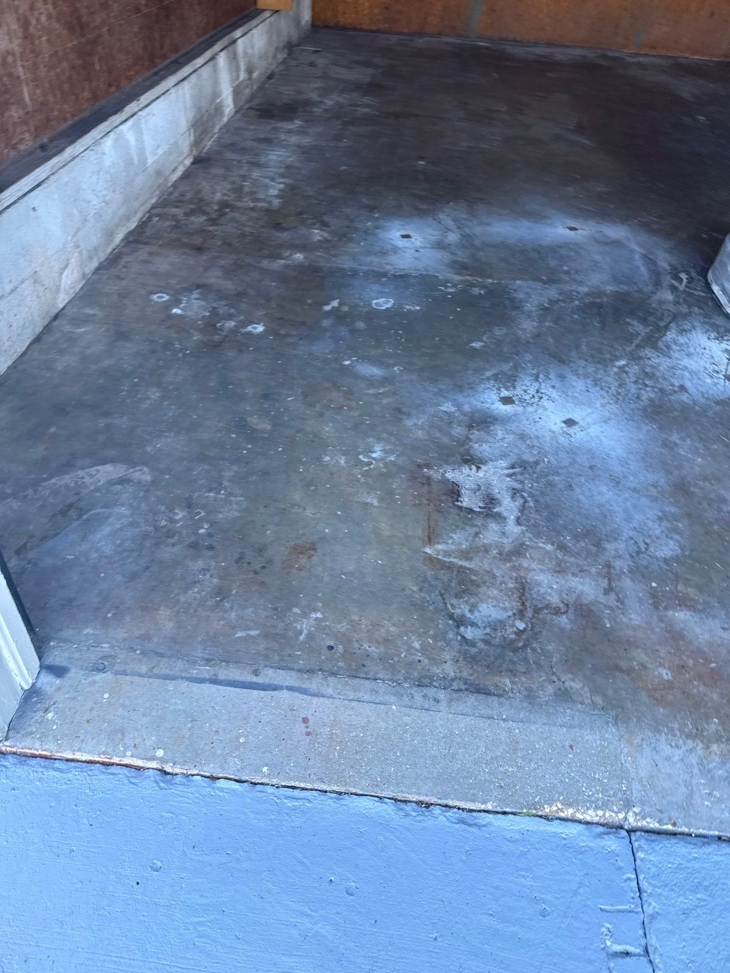 Garage in Midnight by Innovative Concrete Coatings 