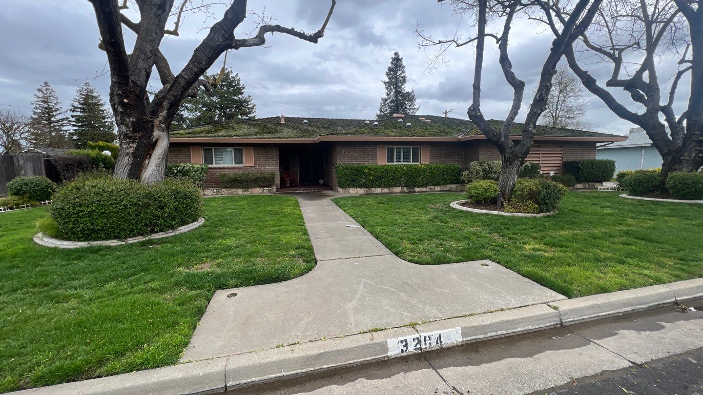 Installation of Certainteed Presidential shingles on residential house by Straight Edge Roofing Inc