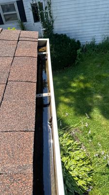 Why West Dundee Gutters Clog and Ice Up