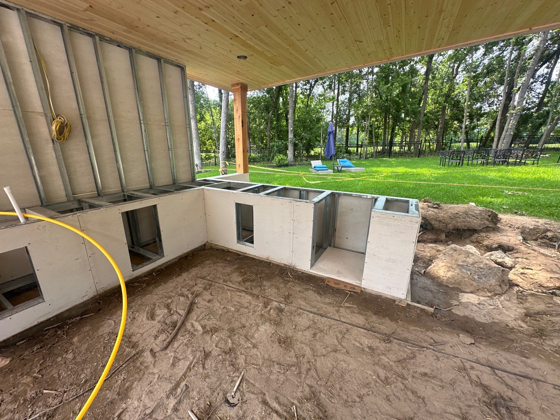 Modern Patio Cover and Kitchen in Montgomery by SophAlx LLC