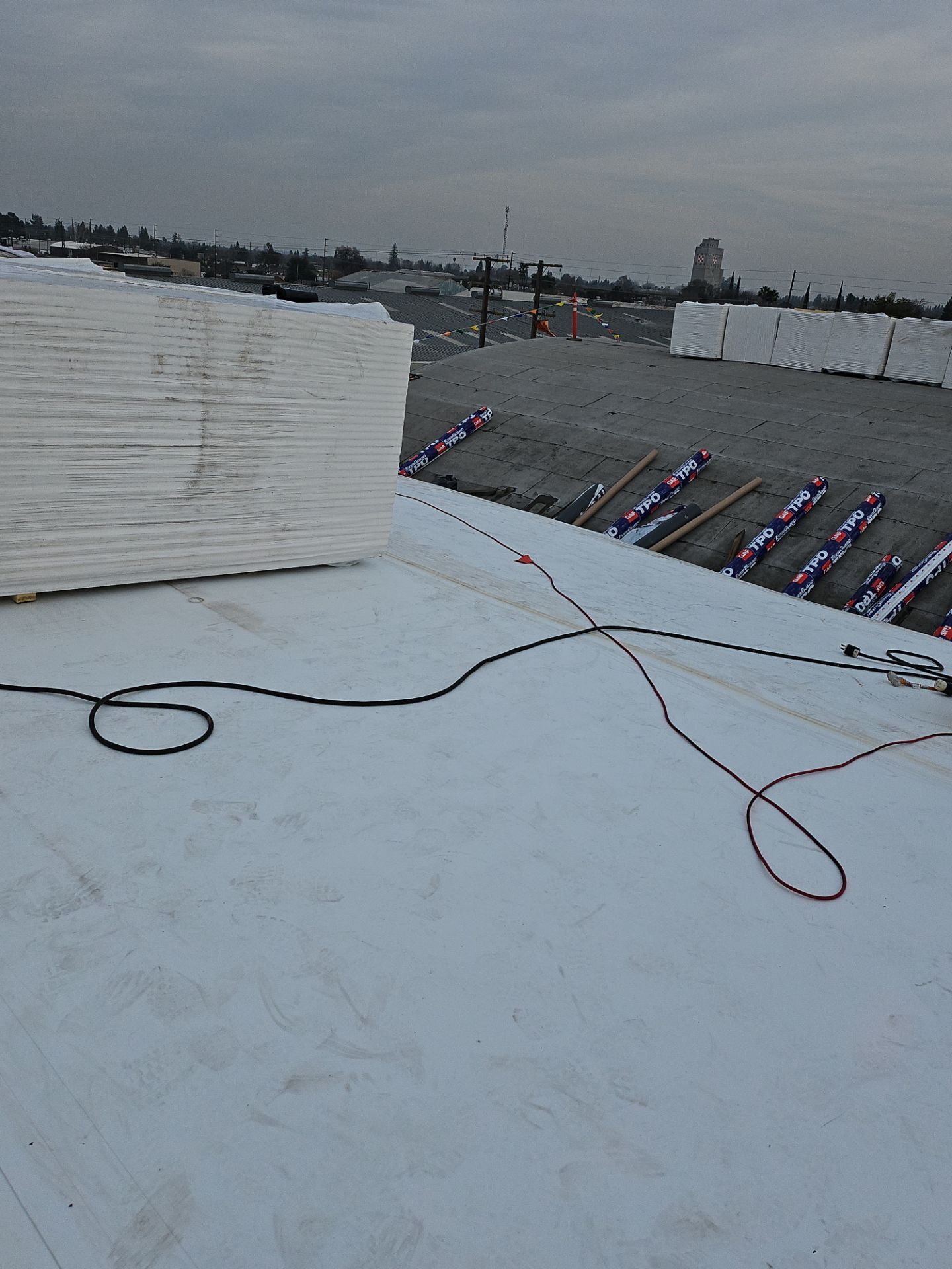 TPO single-ply roofing system using GAF Single-ply TPO 60 mil with 1.5 inch ISO board insulation by Straight Edge Roofing Inc