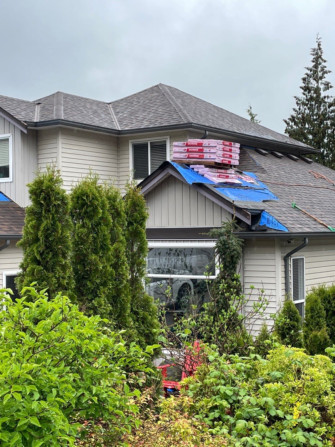 Residential Roofing Installation using OC Oakridge shingles by Top Notch Roofing Inc