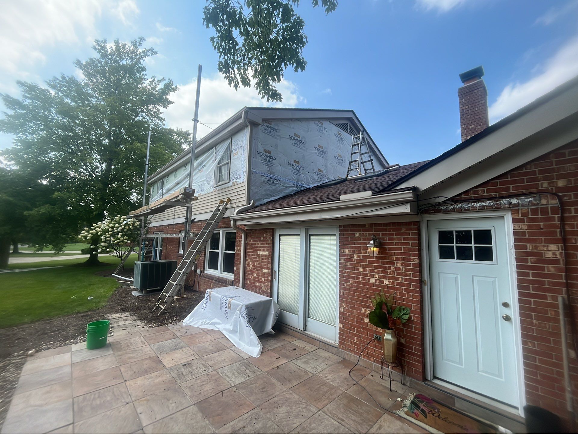 Siding Installation using Norandex Woodsmen Select vinyl sidning by WIW Enterprises Inc