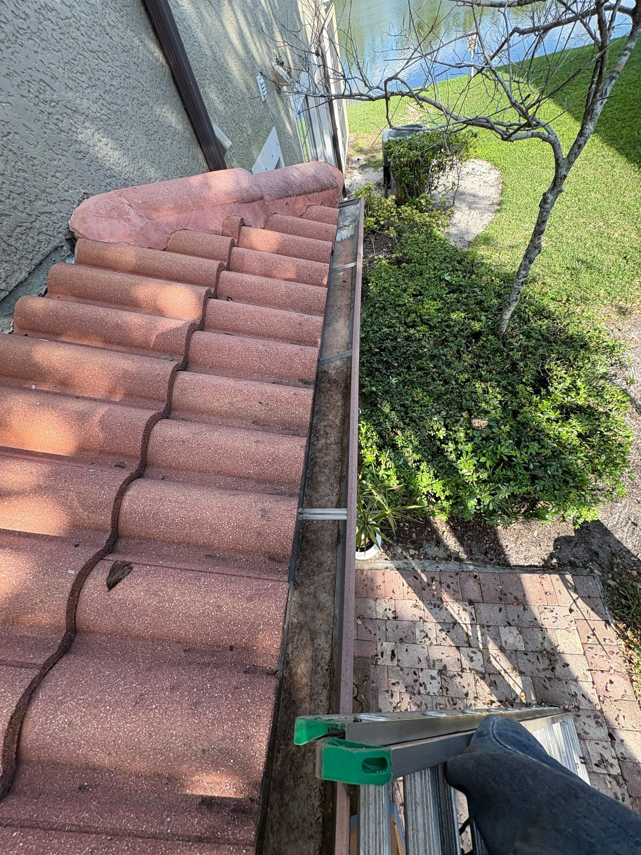Commercial gutter cleaning Lehigh Acres & Bonita Springs, FL after photo with clean gutters