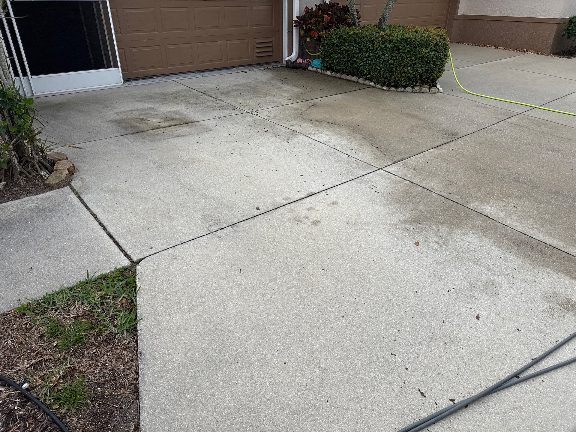 Concrete Driveway & Sidewalk Cleaning in Captain’s Court Condos – Palmetto, FL by Sunshine AquaWash