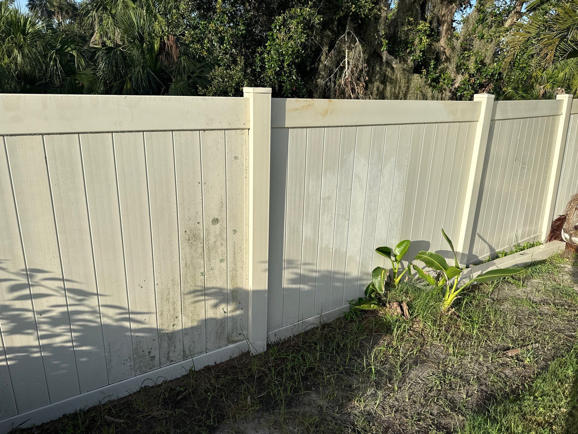 2-Story Stucco House Wash & Tan Vinyl Fence Cleaning | Sheffield Glen Palmetto, FL by Sunshine AquaWash