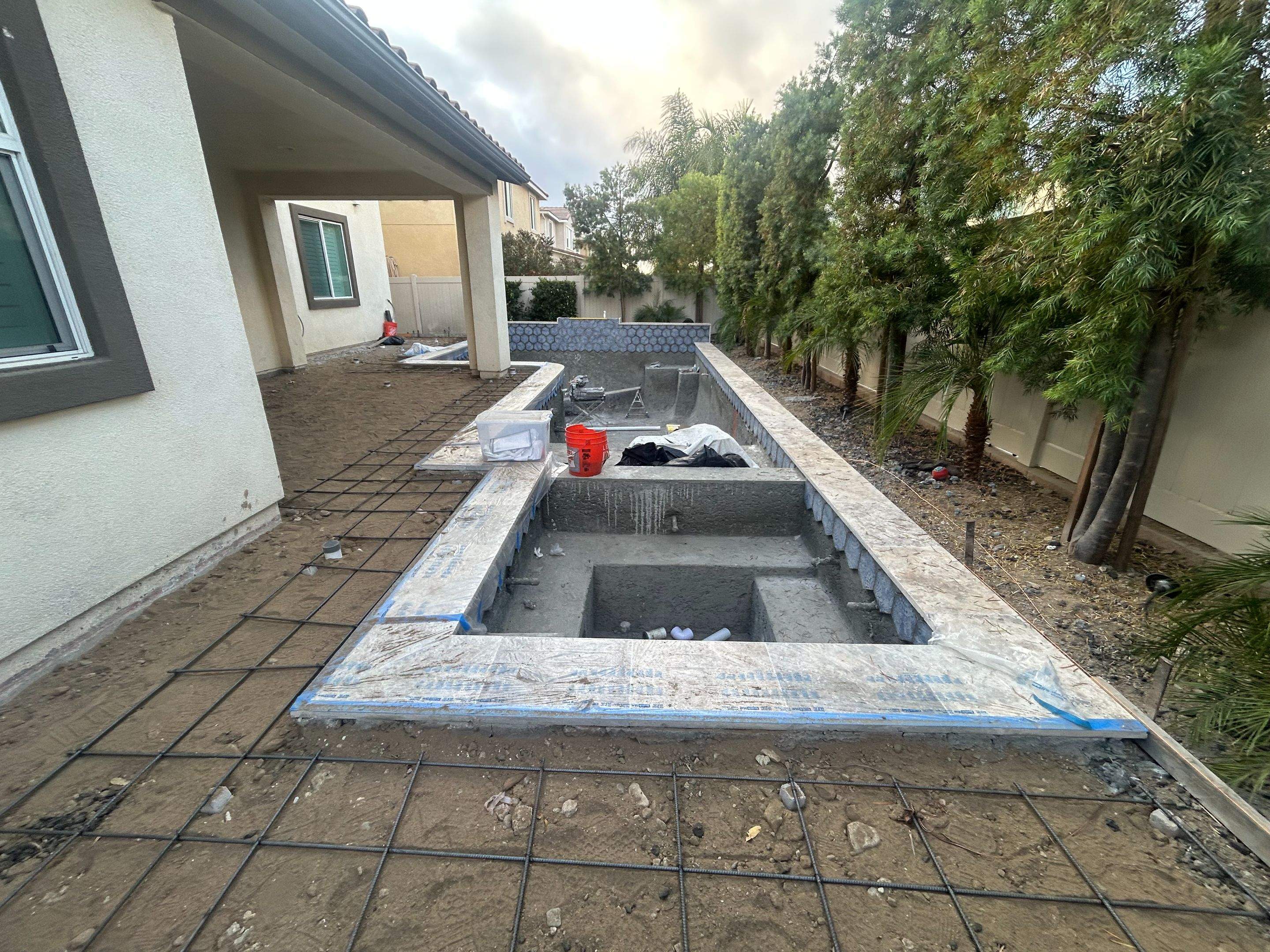 Pool and spa in a tight yard by Premier Pools and Spas Temecula