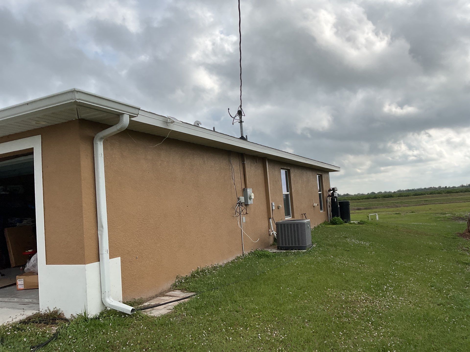 6 Inch Seamless Gutters using White Seamless Gutters in Cape Coral FL by Gutter Professors